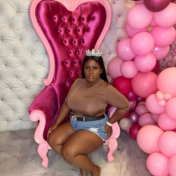 Meet your Posher, Amanda Nicole Host Pick/ Top 10% - Picture 3 of 11